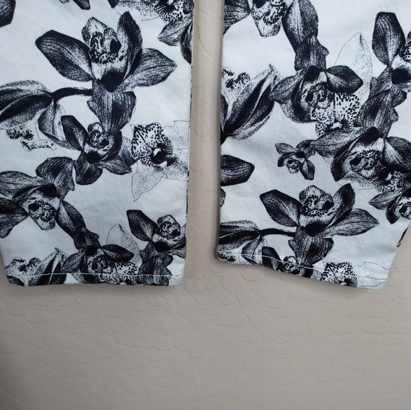7 For All Man Kind Jen 7 White With Black Flowers Cropped Skinny Jean Sz 2 - Picture 11 of 11